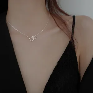 Collar doble corazón: elegancia y estilo para mujeres