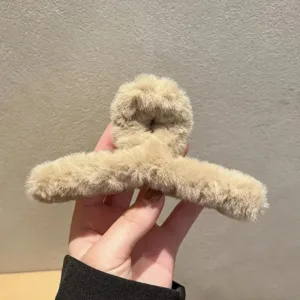Pinza de pelo de piel sintética para mujer: estilo y comodidad en un solo accesorio