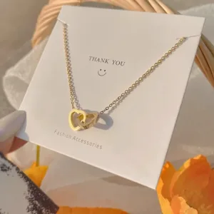Collar doble corazón: elegancia y estilo para mujeres