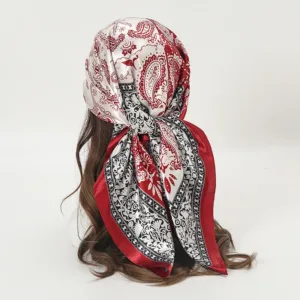Pañuelo cuadrado de satén para mujer: Elegancia y estilo en un accesorio versátil